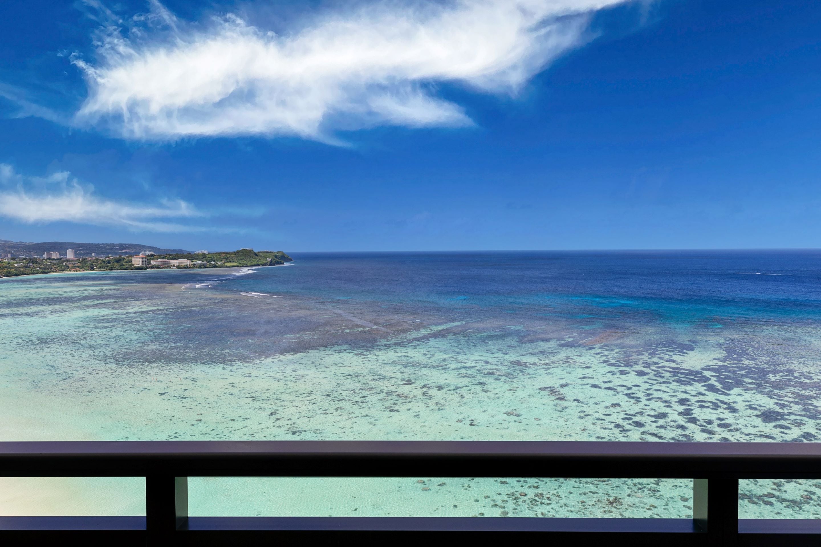 Vista costera con cielos despejados y aguas turquesas.