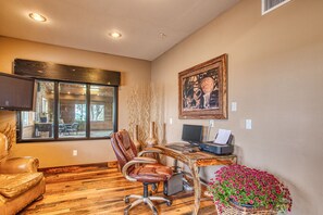 Business center - Rory & Ryan Inn (Hines)