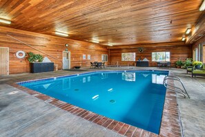 Indoor pool - Rory & Ryan Inn (Hines)
