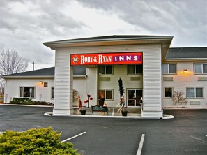 A two-story motel with a sign reading "Rory & Ryan Inns".
