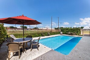 Una piscina al aire libre