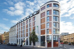 A modern hotel with a curved facade, large windows, and a sign indicating it's a Holiday Inn Express. - Holiday Inn Express London - Southwark by IHG (London)