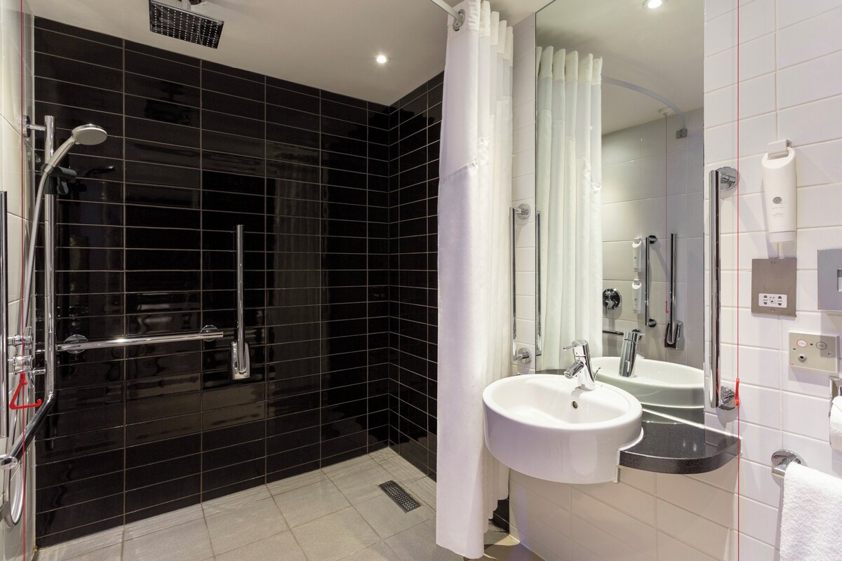Standard Room, 1 Double Bed, Accessible | Desk, blackout drapes, iron/ironing board, cribs (free)