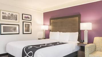 أغطية فراش متميزة ومكتب ومساحة عمل للكمبيوتر المحمول ومكواة/لوح كي