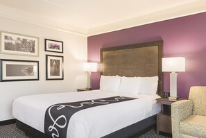 Zimmer, 1 King-Bett, Nichtraucher | Hochwertige Bettwaren, Schreibtisch, laptopgeeigneter Arbeitsplatz