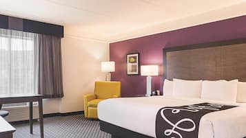 Phòng, 1 giường cỡ king, phù hợp cho người khuyết tật (Mobility/Hearing, Bathtub Grab Bars) | Bộ đồ giường cao cấp, bàn, khu vực làm việc phù hợp cho laptop