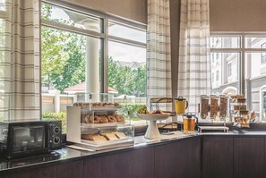 Free daily buffet breakfast - La Quinta Inn & Suites by Wyndham Atlanta Perimeter Medical (Atlanta)