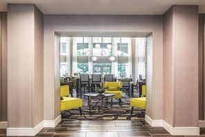 Lobby - La Quinta Inn & Suites by Wyndham Atlanta Perimeter Medical (Atlanta)