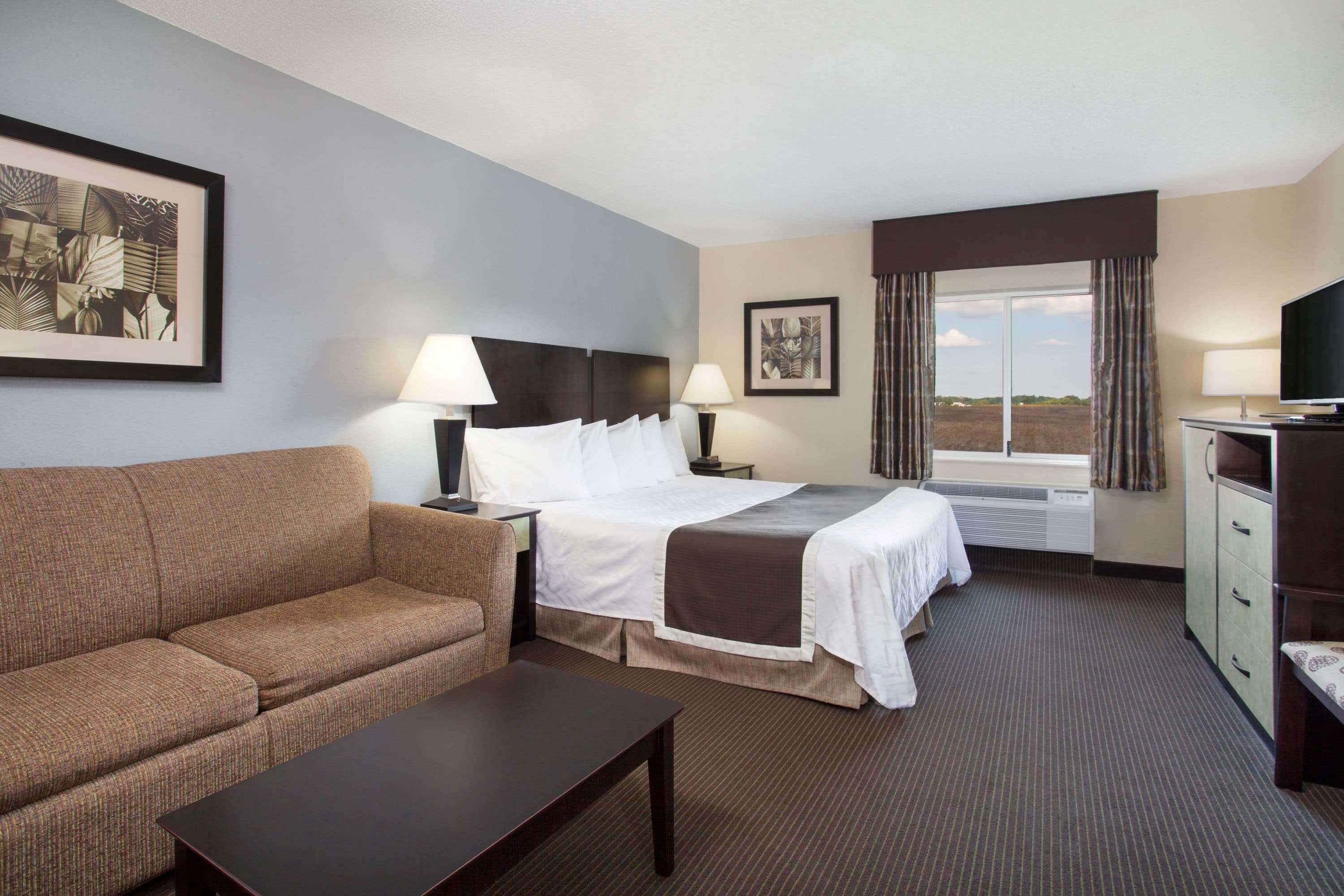 豪華客房, 1 張特大雙人床, 非吸煙房 | 書桌、熨斗/熨衣板、免費搖籃/嬰兒床、折疊床/加床