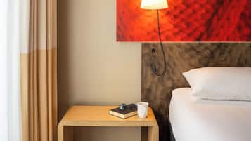 Family Double Room, 1 Double Bed with Sofa bed (Premium) | Desk, soundproofing, free cots/infant beds, rollaway beds