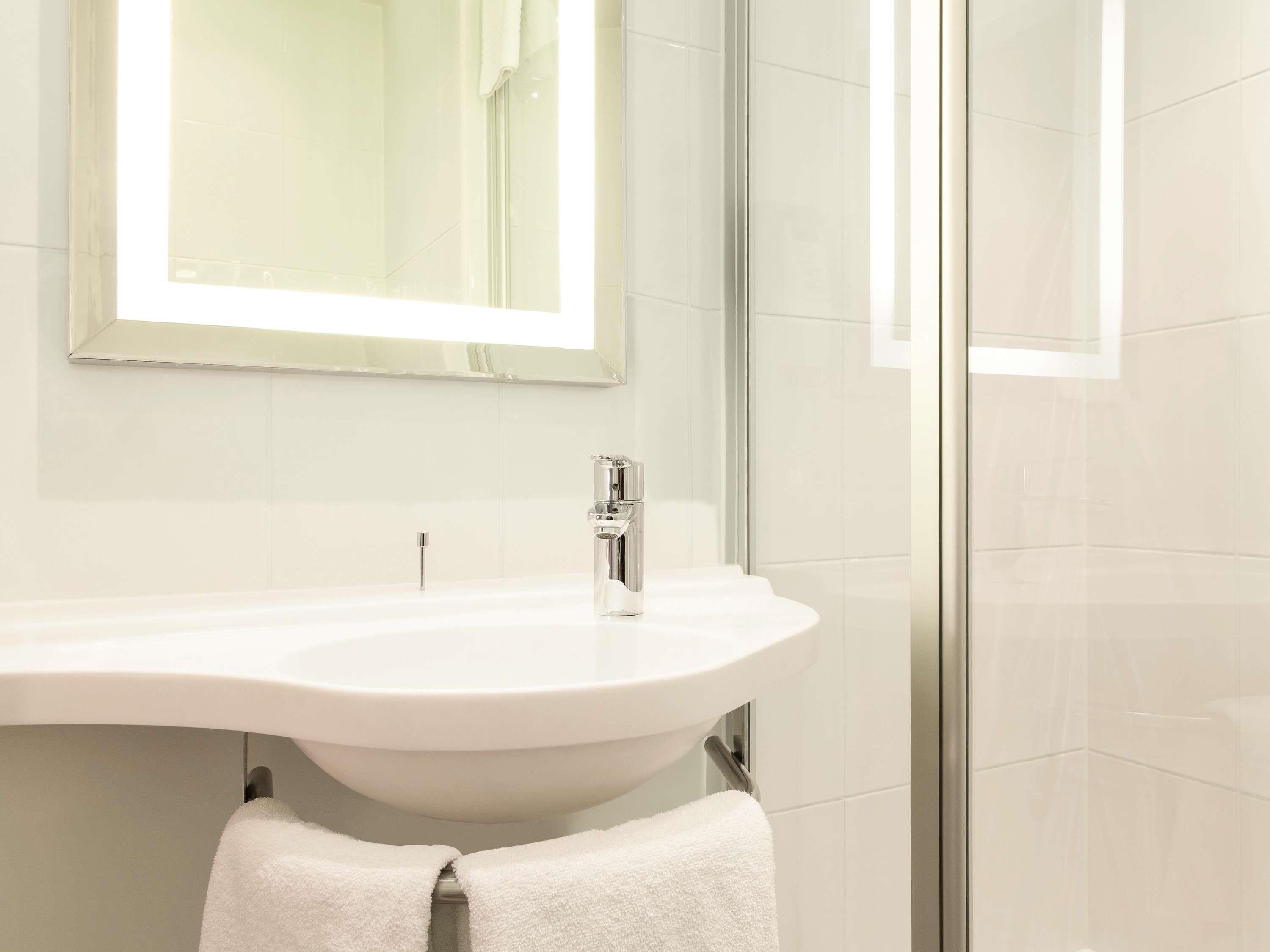 desk, soundproofing, free cots/infant beds, rollaway beds