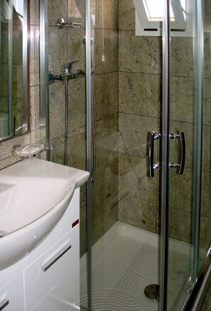 Standard Room | Bathroom | Shower, hair dryer, towels - Patmos Paradise Hotel (Patmos)