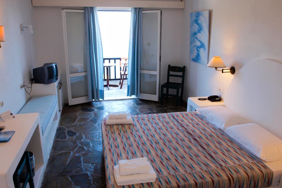 in-room safe, desk, soundproofing, free cots/infant beds