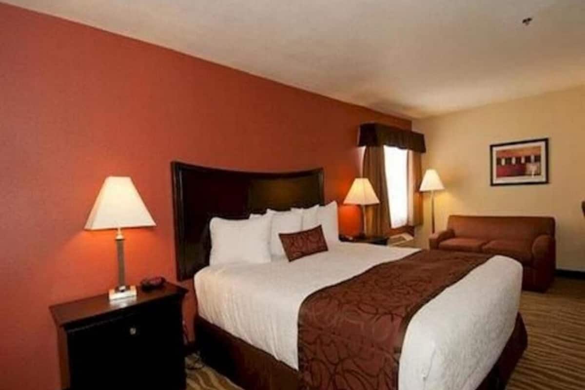 In-room safe, free WiFi, bed sheets