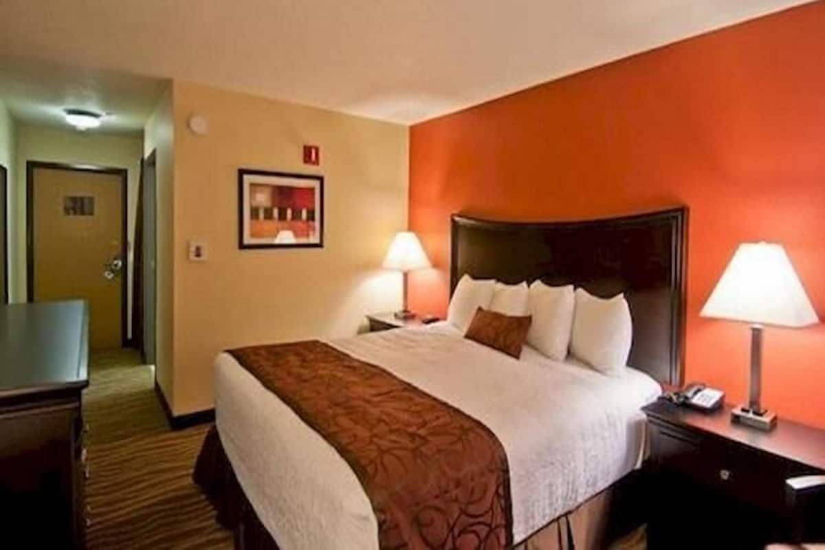 In-room safe, free WiFi, bed sheets