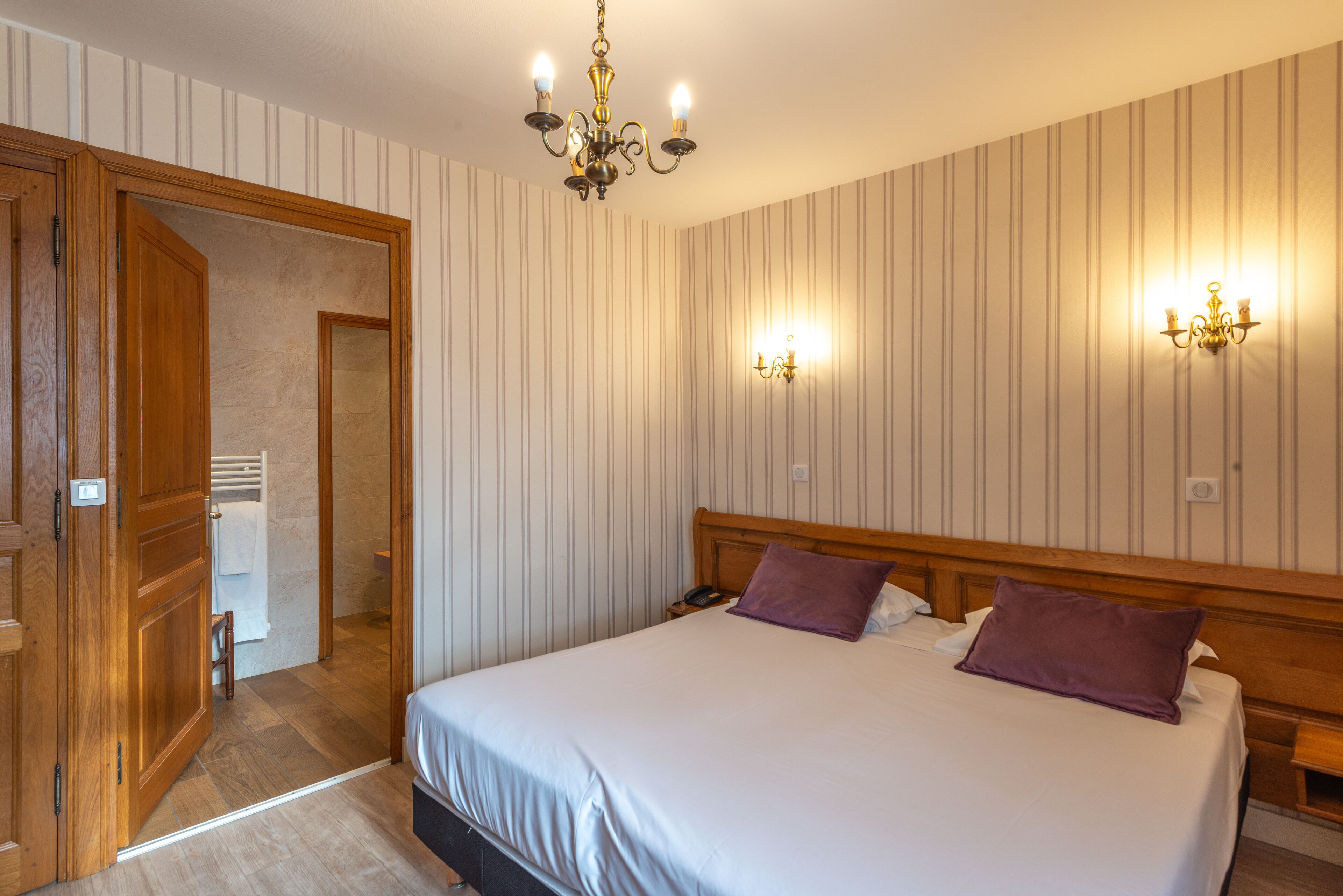 1 bedroom, hypo-allergenic bedding, desk, blackout curtains