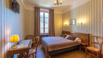 Standaard tweepersoonskamer, 1 queensize bed | Hypoallergeen beddengoed, een bureau, verduisterende gordijnen