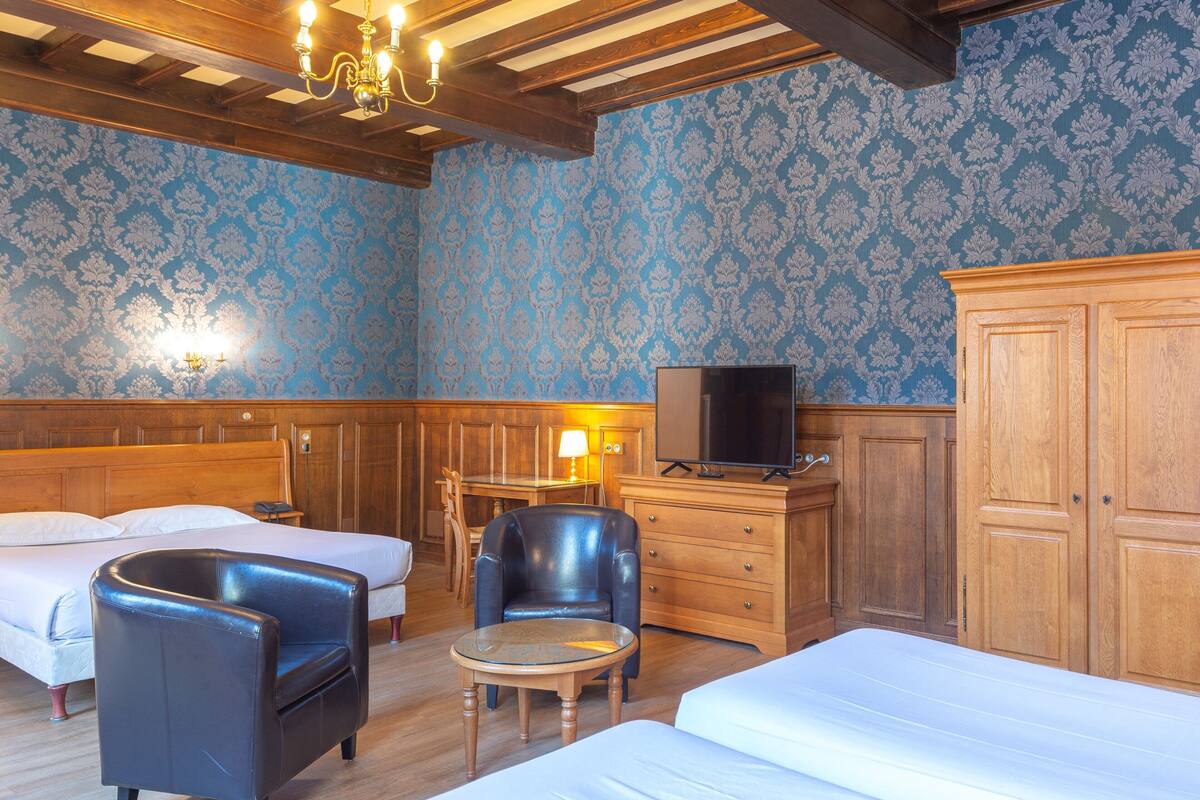 Chambre Quadruple Familiale | Literie hypoallergénique, bureau, rideaux occultants