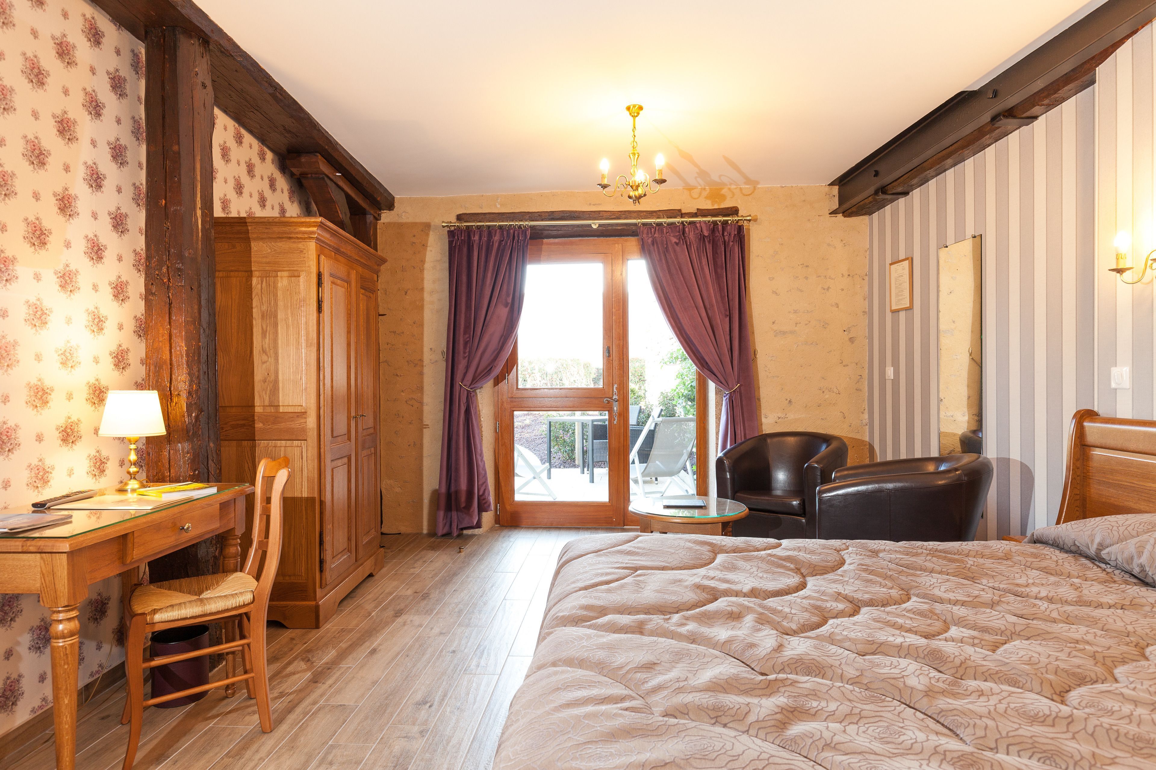 Allergitestet sengetøy, skrivebord, blendingsgardiner og lydisolert