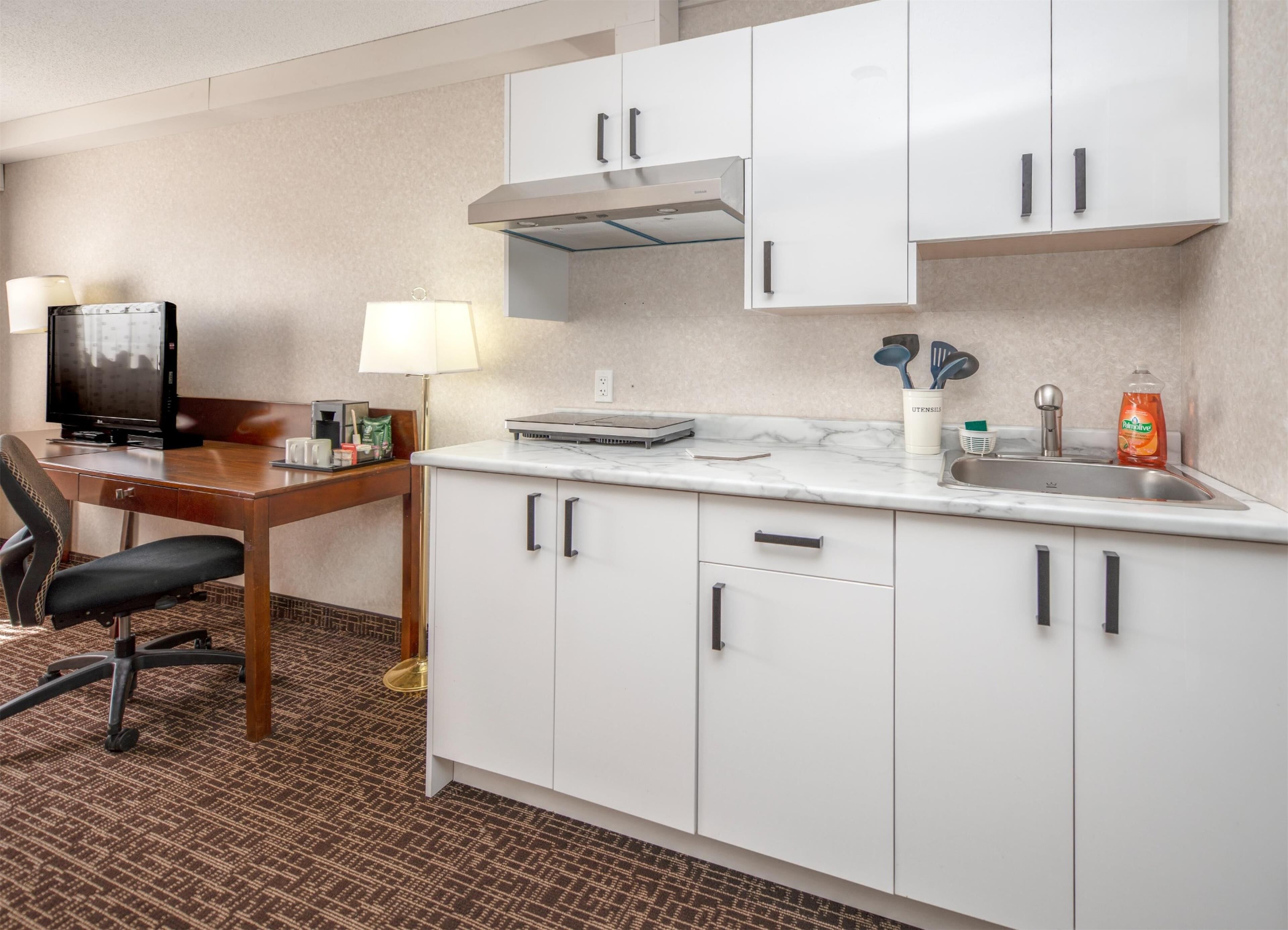 room, 1 queen bed, kitchenette | private kitchenette | fridge, microwave, coffee/tea maker