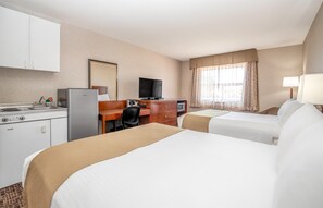 Kamer, 2 queensize bedden, kitchenette | Luxe beddengoed, Select Comfort-bedden, een bureau