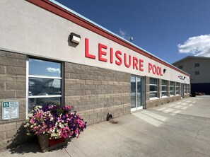 Un bâtiment sur lequel on peut lire l’inscription : « PISCINE DE LOISIRS ».