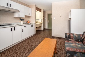 Kamer, 1 queensize bed, kitchenette | Luxe beddengoed, Select Comfort-bedden, een bureau
