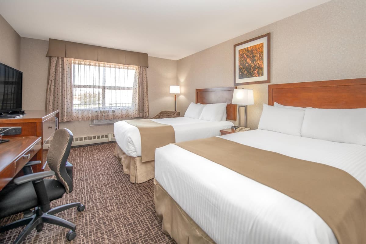 Room, 2 Queen Beds, Kitchenette