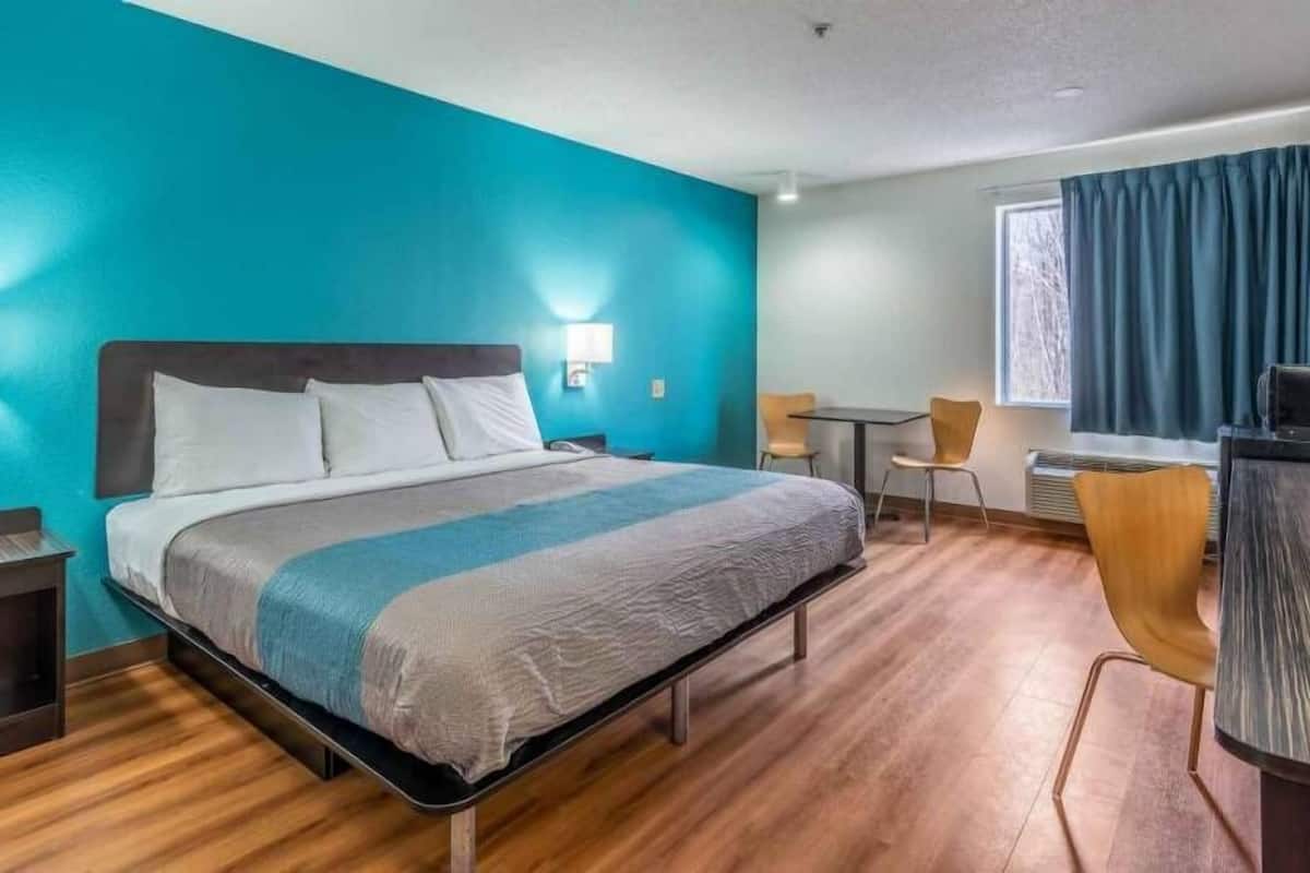 Minibar, free WiFi, bed sheets