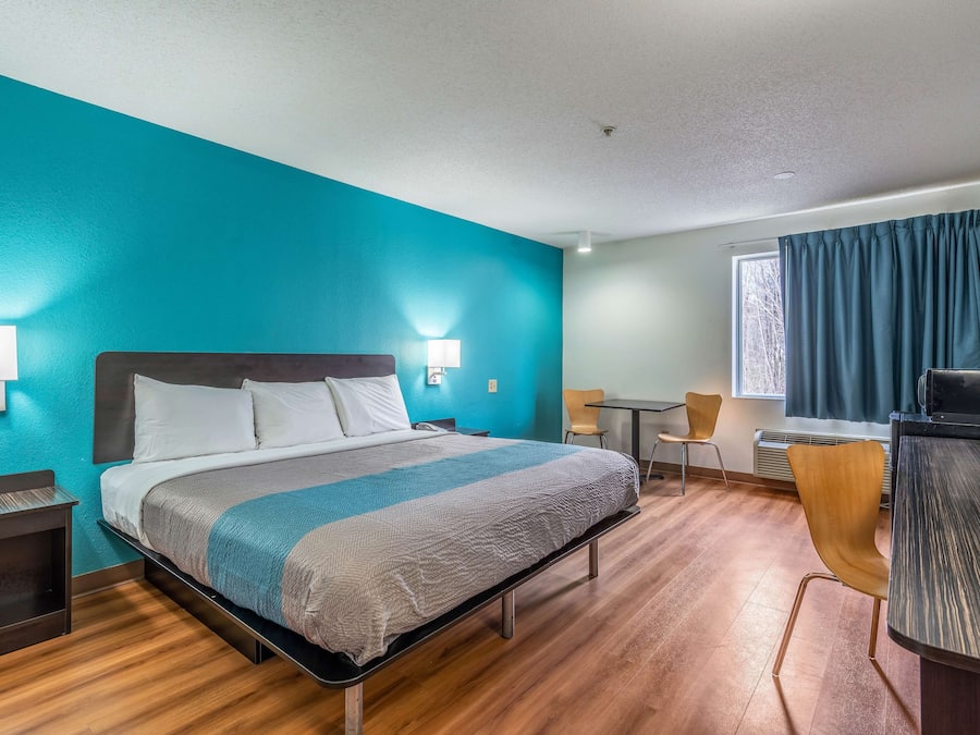 Minibar, free WiFi, bed sheets
