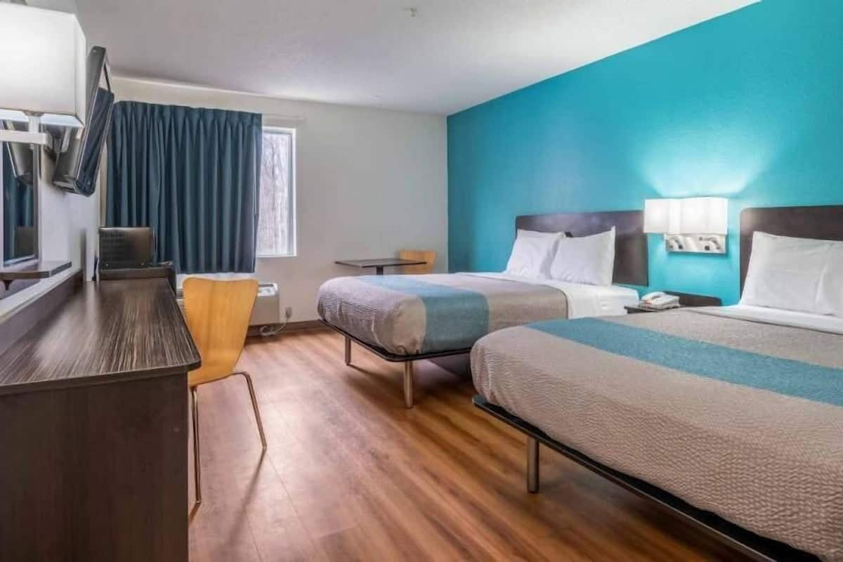 Minibar, free WiFi, bed sheets