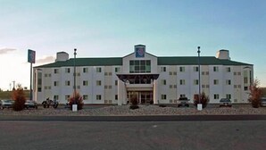 A large, multi-story hotel with a symmetrical facade, a central entrance, and a green roof. - Motel 6 Rocky Mount, NC (Rocky Mount)