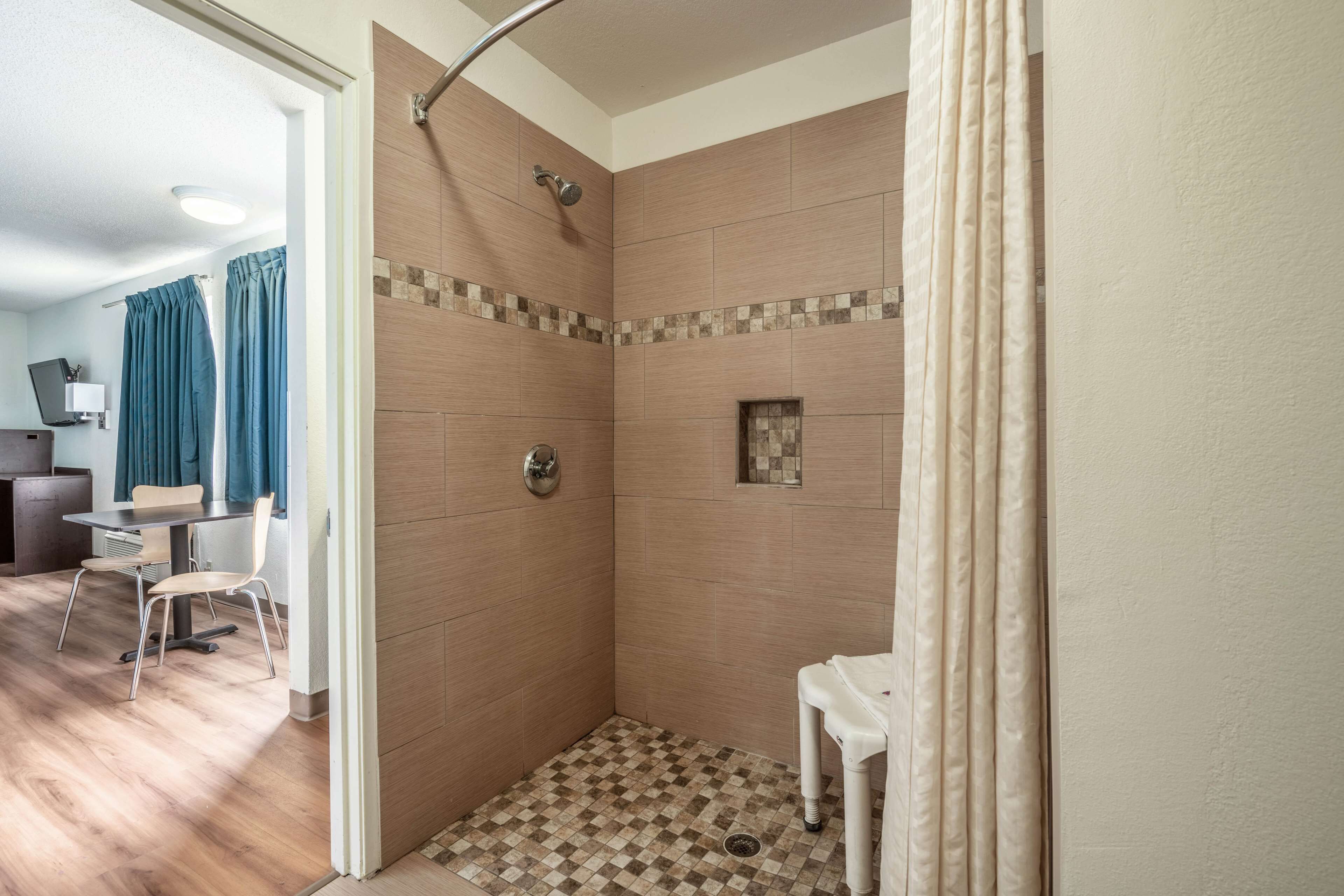 Combined shower/tub, hair dryer, towels