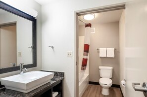 Combined shower/tub, hydromassage showerhead, free toiletries - Red Roof Inn PLUS+ Columbus Downtown-Convention Center (Columbus)