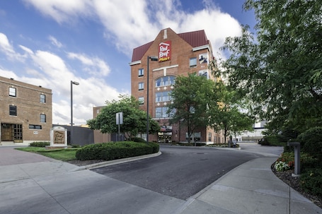 Exterior. Red Roof Inn PLUS+ Columbus Downtown-Convention Center