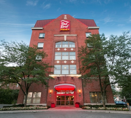 Exterior. Red Roof Inn PLUS+ Columbus Downtown-Convention Center