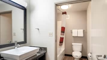 Combined shower/tub, hydromassage showerhead, free toiletries