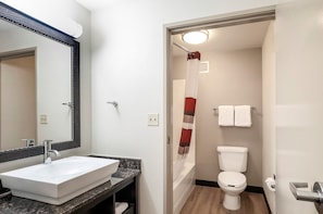 Combined shower/bathtub, hydromassage showerhead, free toiletries