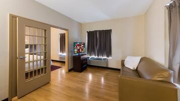 Suite, 1 cama King size y sofá cama (Smoke Free) | Camas con pillow-top, escritorio y cortinas blackout