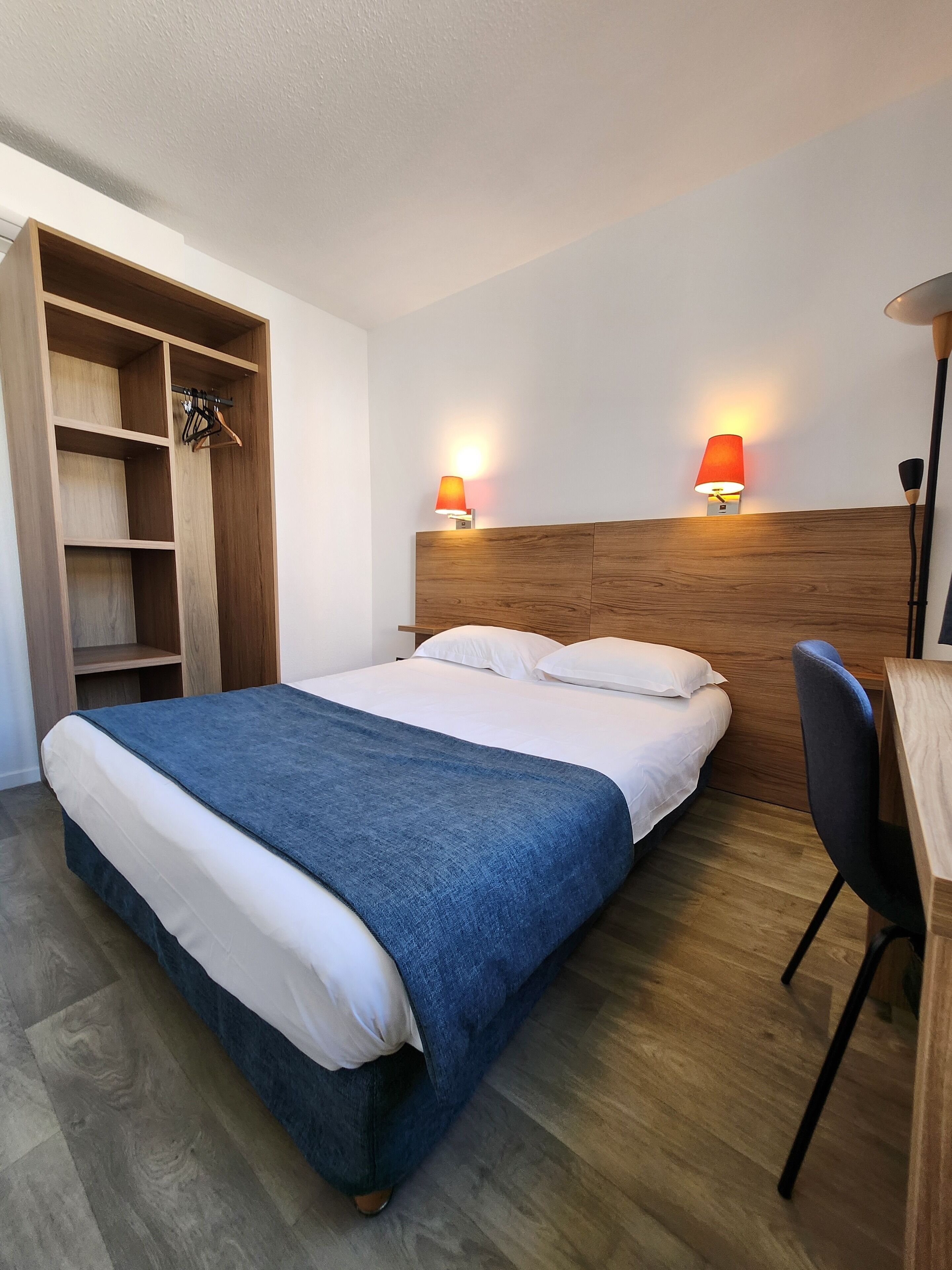 Habitación doble | Escritorio, sistema de insonorización, tabla de planchar con plancha