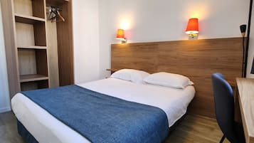 Habitación doble | Escritorio, sistema de insonorización, tabla de planchar con plancha