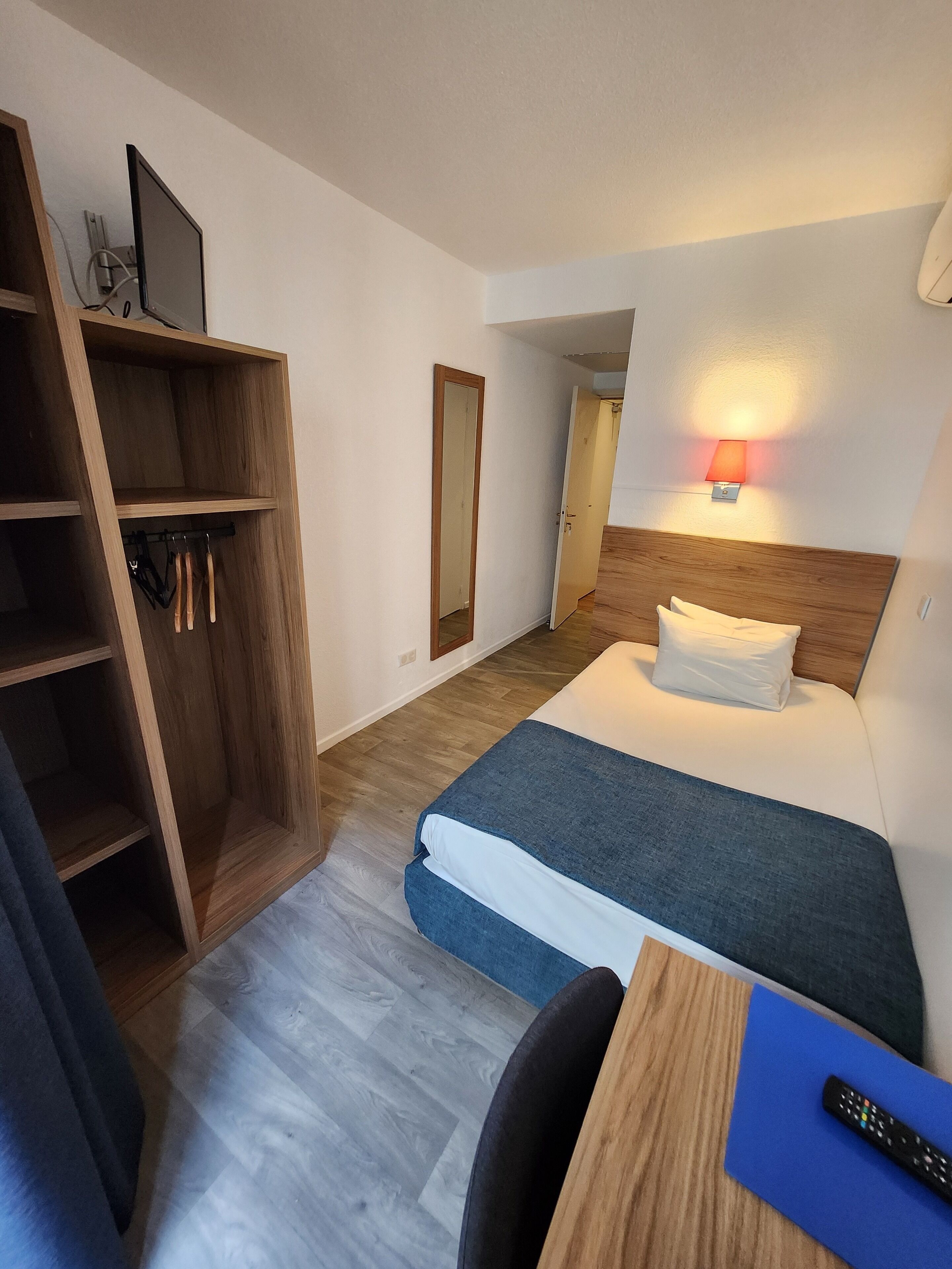 Enkeltrom | Skrivebord, lydisolert og strykejern/-brett