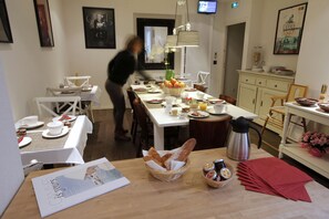 Daily to-go breakfast (EUR 12 per person)