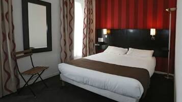 Bureau, chambres insonorisées, fer et planche à repasser