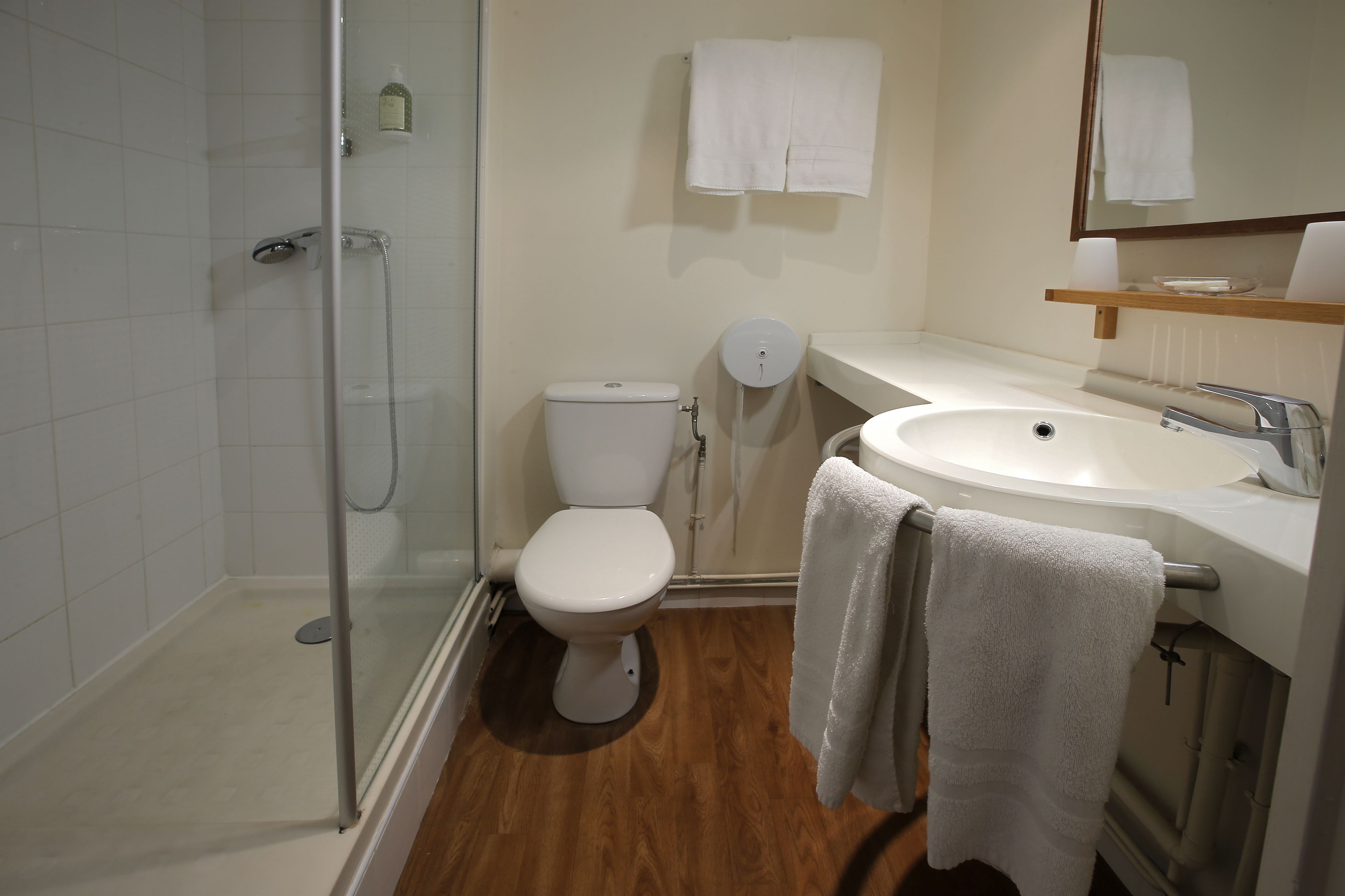 standard room, 2 single beds | bathroom | free toiletries, hair dryer, towels