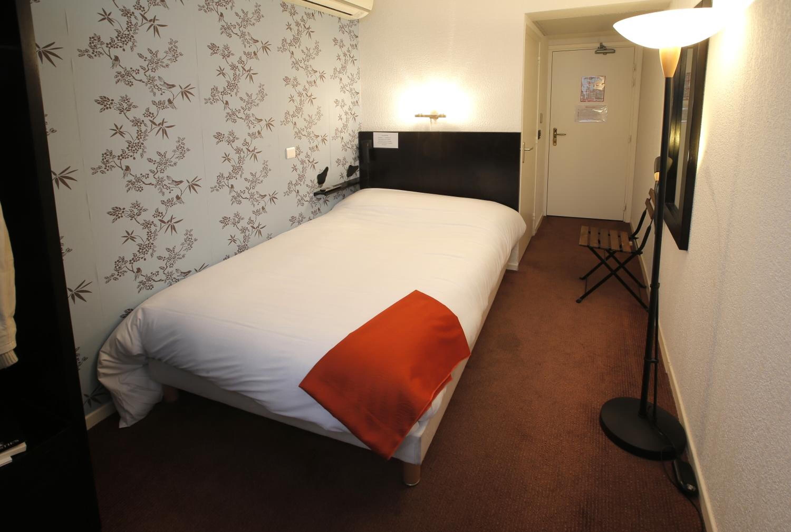 desk, soundproofing, iron/ironing board, rollaway beds