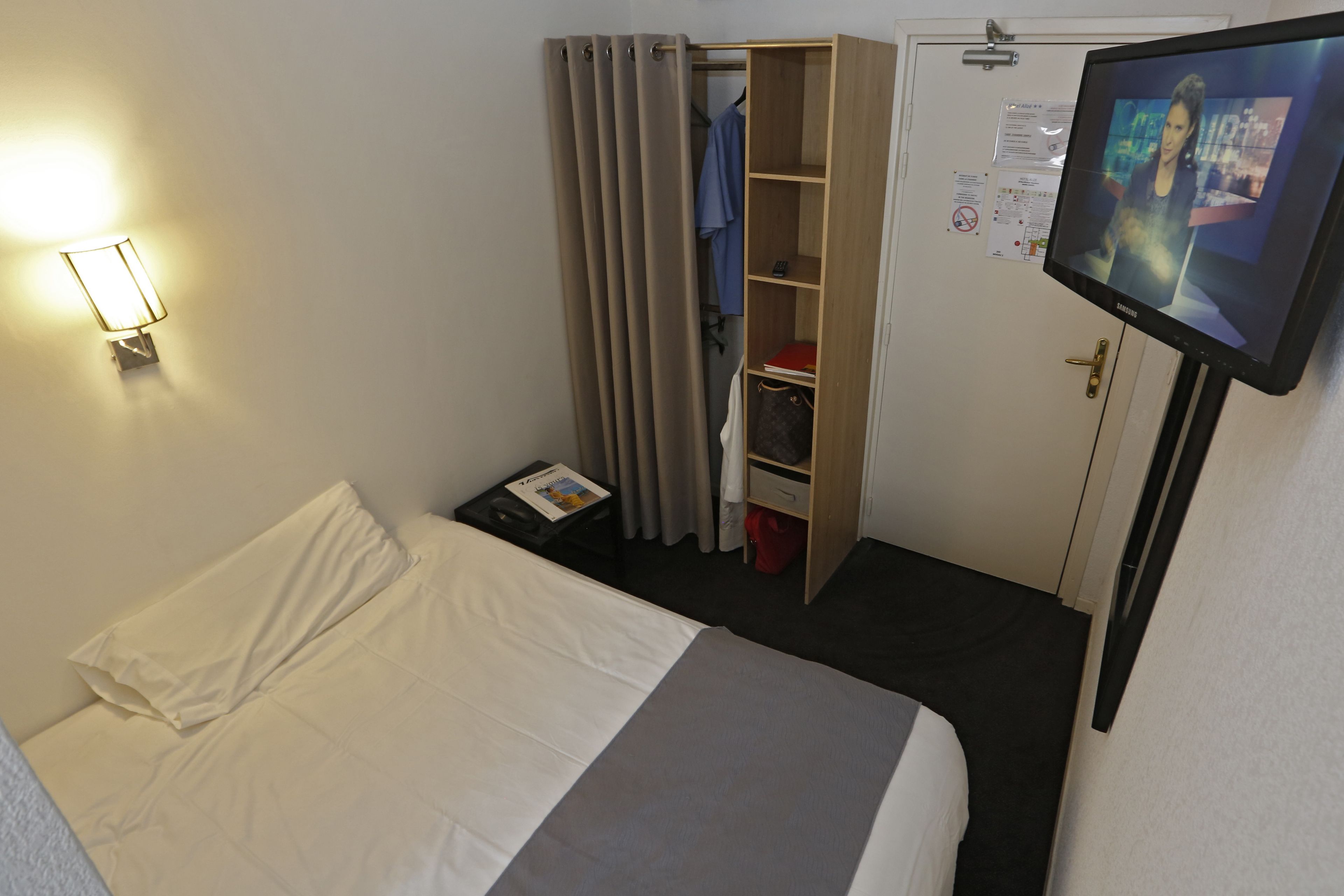 single room | desk, soundproofing, iron/ironing board, rollaway beds