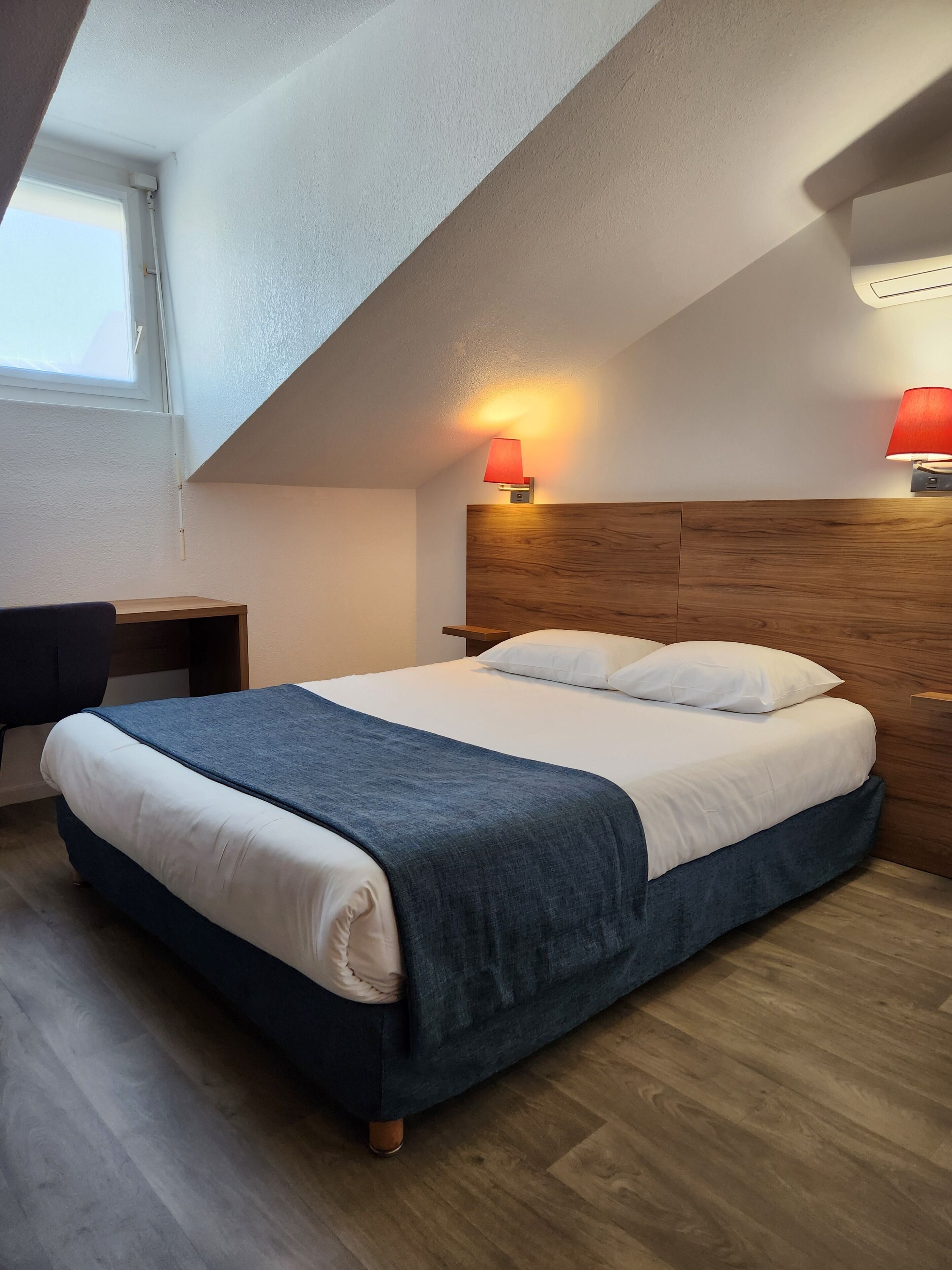 Skrivebord, lydisolert og strykejern/-brett