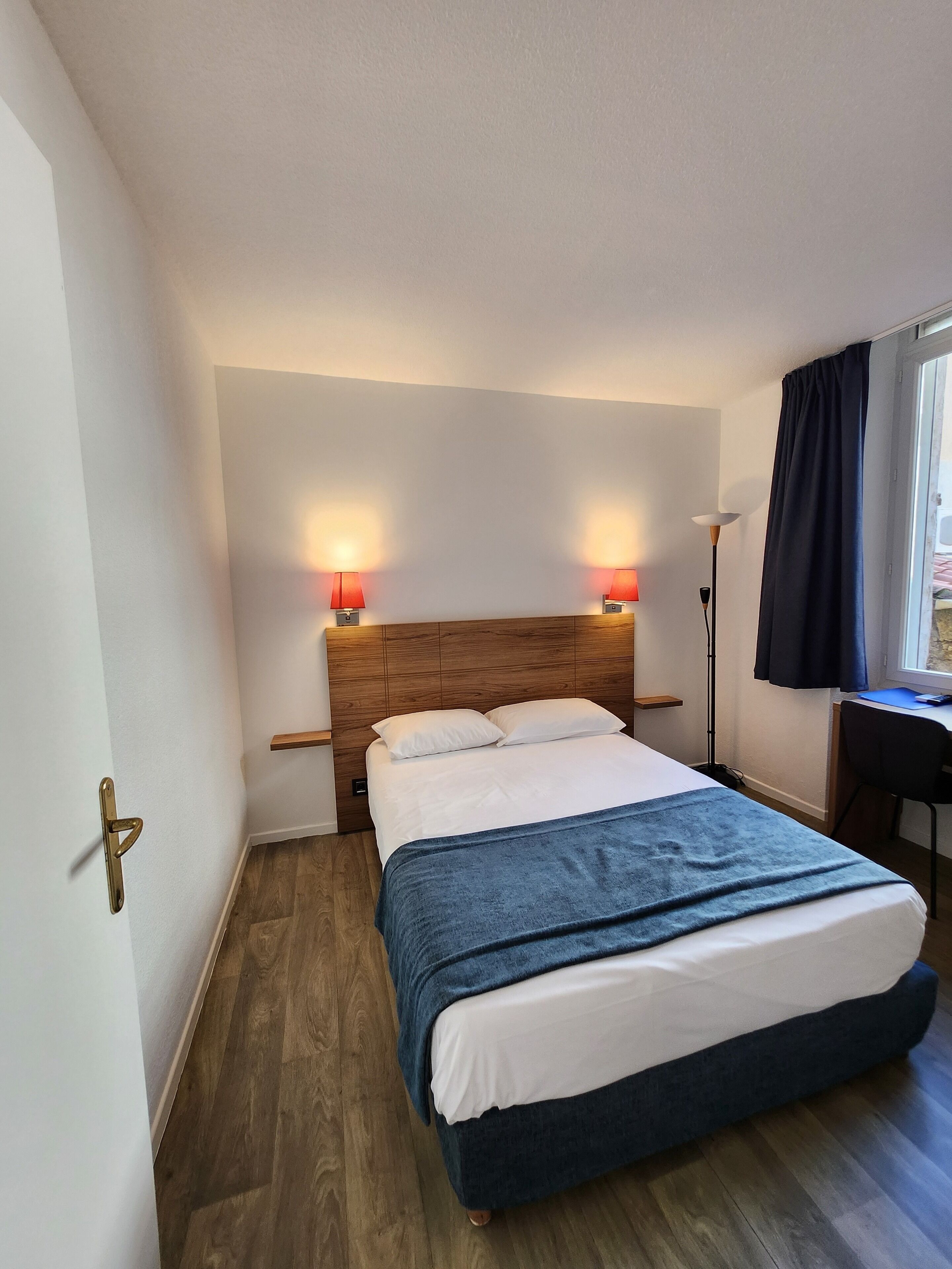 Chambre Double | Bureau, chambres insonorisées, fer et planche à repasser