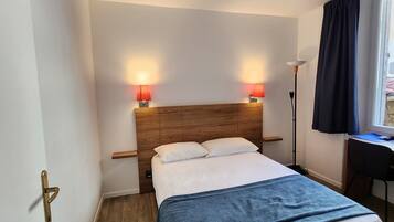 Chambre Double | Bureau, chambres insonorisées, fer et planche à repasser